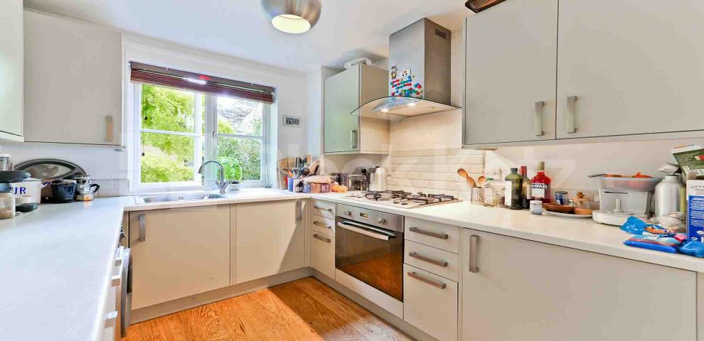 			NEW INSTRUCTION (Includes private parking)., 2 Bedroom, 1 bath, 1 reception Apartment			 Morden House, Bristowe Close, Brixton